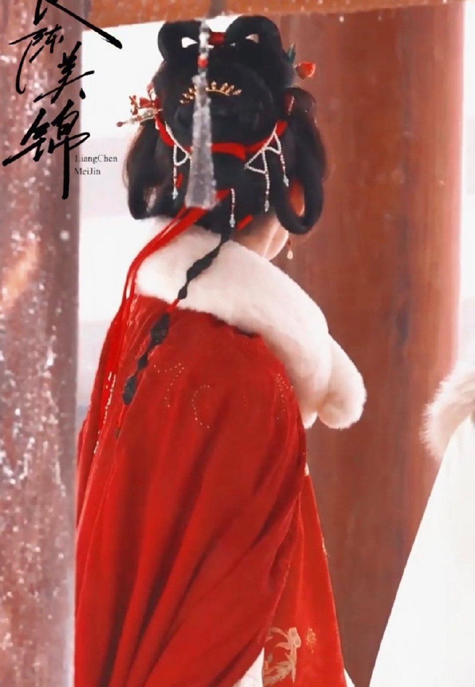 任敏《良陈美锦》红衣造型，真的很有少女感，整个人显得软软糯糯的。 ​​​