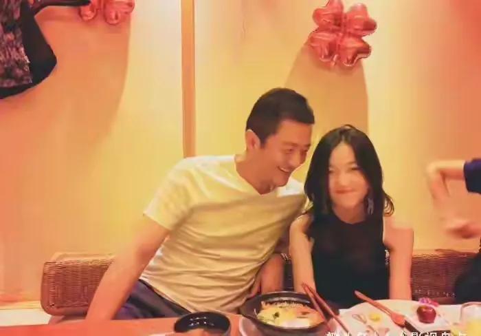 李亚鹏的女儿李夏今年3岁，小朋友都知道追星了，妈妈海哈金喜带她去看了时代少年团的