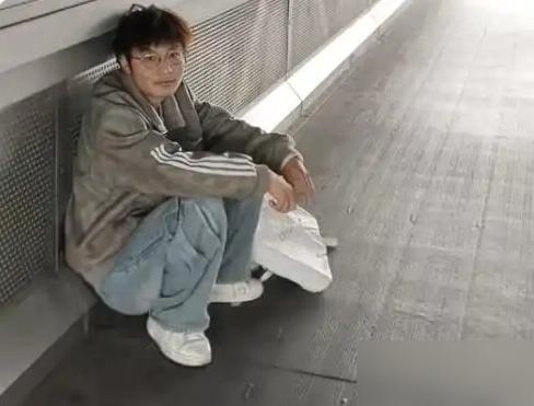 莫名的有点心疼他，五战武大，机试0分，下岸，调剂北邮，厦大，均未成功。

真的，