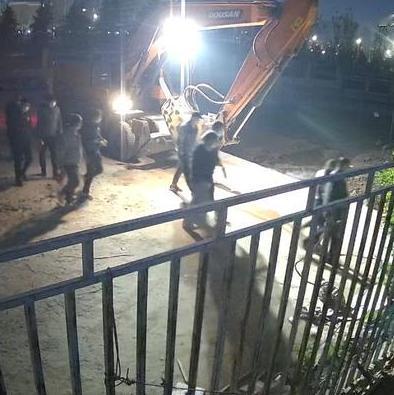 "到底冤不冤？" 陕西发生了这么一桩事：一名男子在家中熟睡时，突然冲进来几十号陌