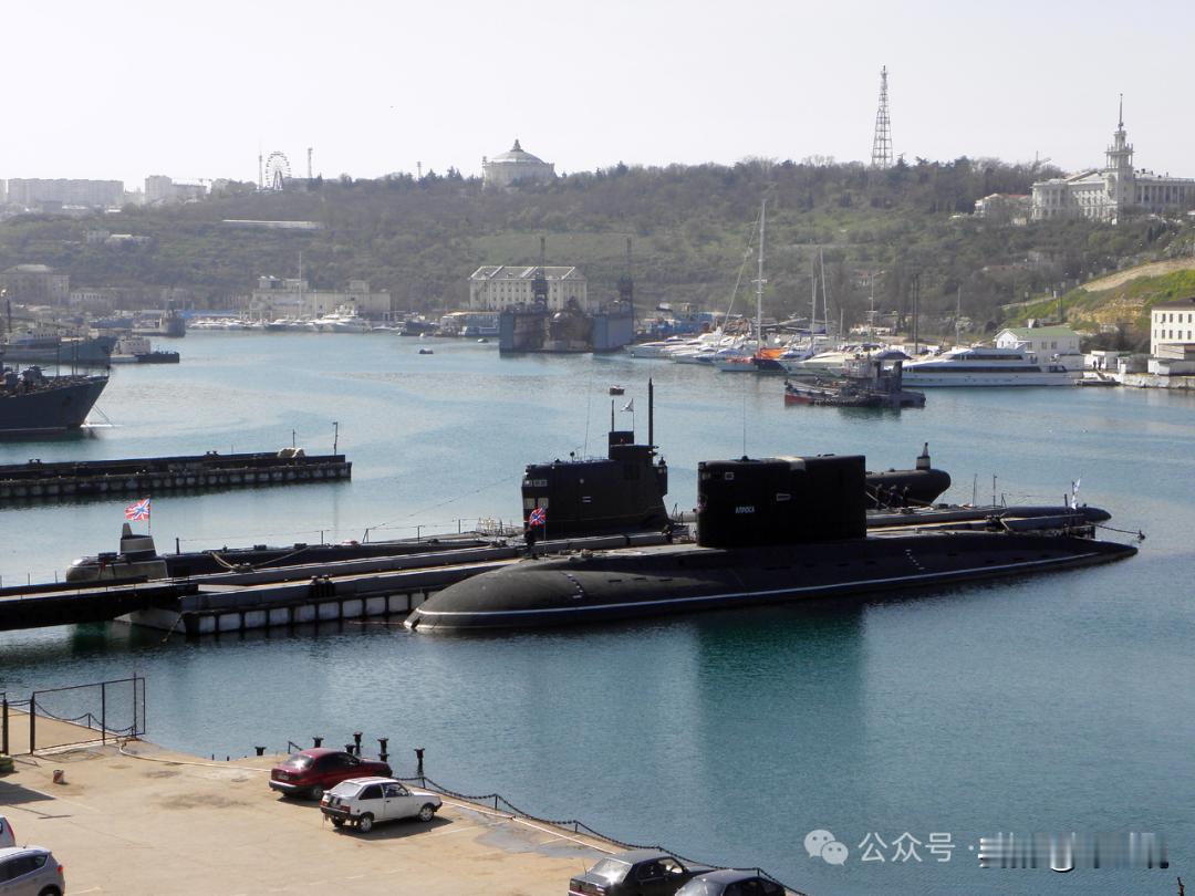 乌克兰对克里米亚的多维度打击正让该地区陷入全面困境。持续的无人机攻击导致燃油短缺