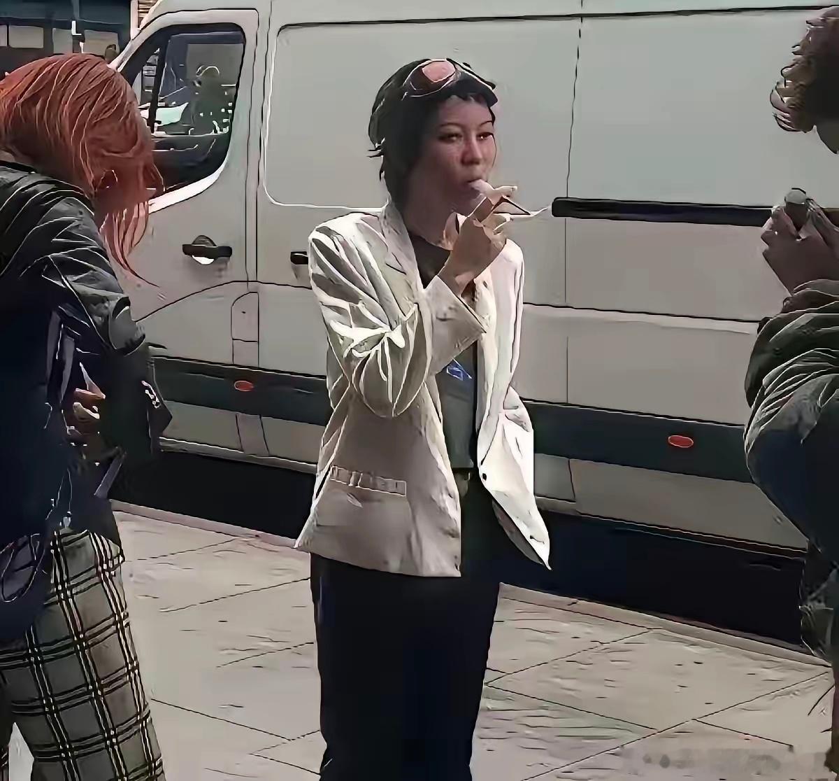 王菲母女三人都是老烟民，演唱会包厢里旁若无人的吞云吐雾…… ​​​