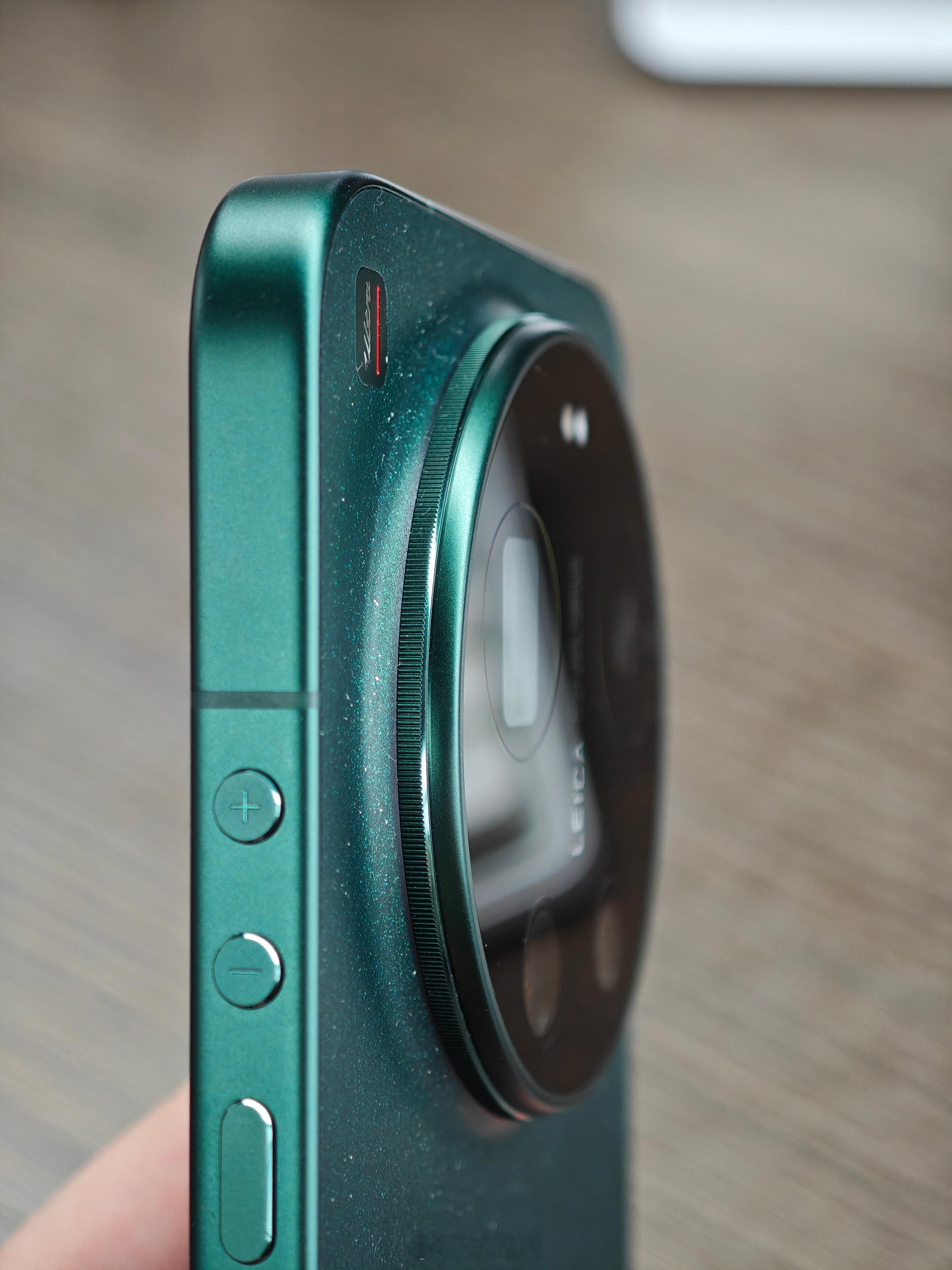 其实17 Ultra标准版的模组火山口设计跟15 Ultra完全不同。反倒是看完