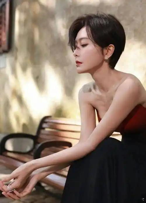 短发真适合秦岚，整个人显年轻不少，韵味也加分了！ ​​​