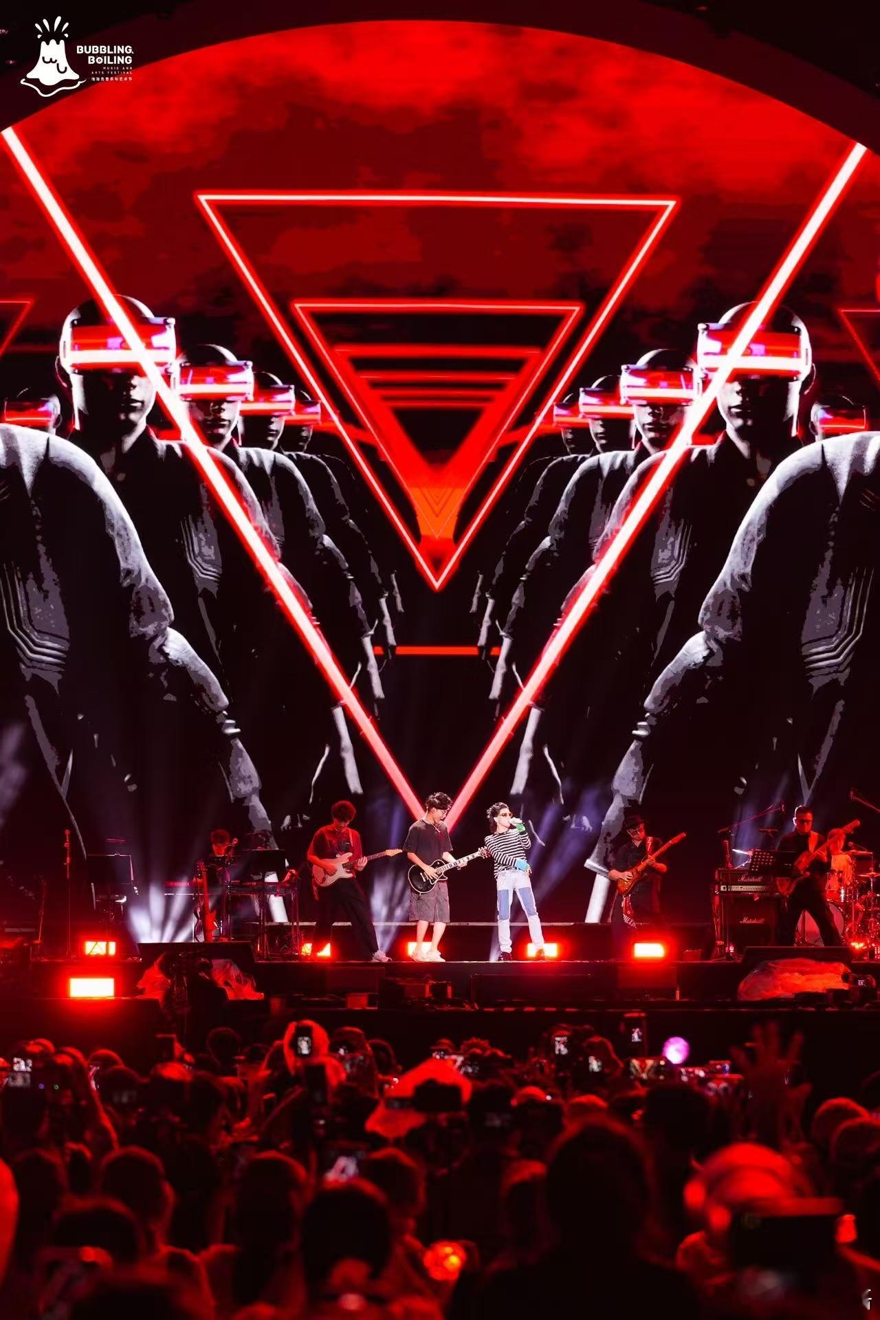 爱上音乐节e如反掌 当灵动音符与闪烁霓虹碰撞，执麦而立，周身光焰为他汇聚。他以歌