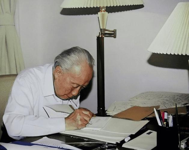 2008年，97岁高龄的钱学森对着前来探望的小儿子说道：“能不能给我买个电视？我
