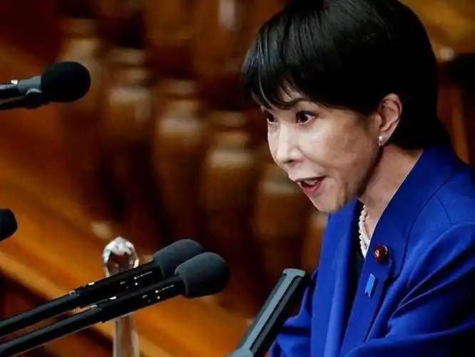 日本跟着美国签了个声明，不承认中国在南海的岛礁地位。 没过几天，中国也出了个文，