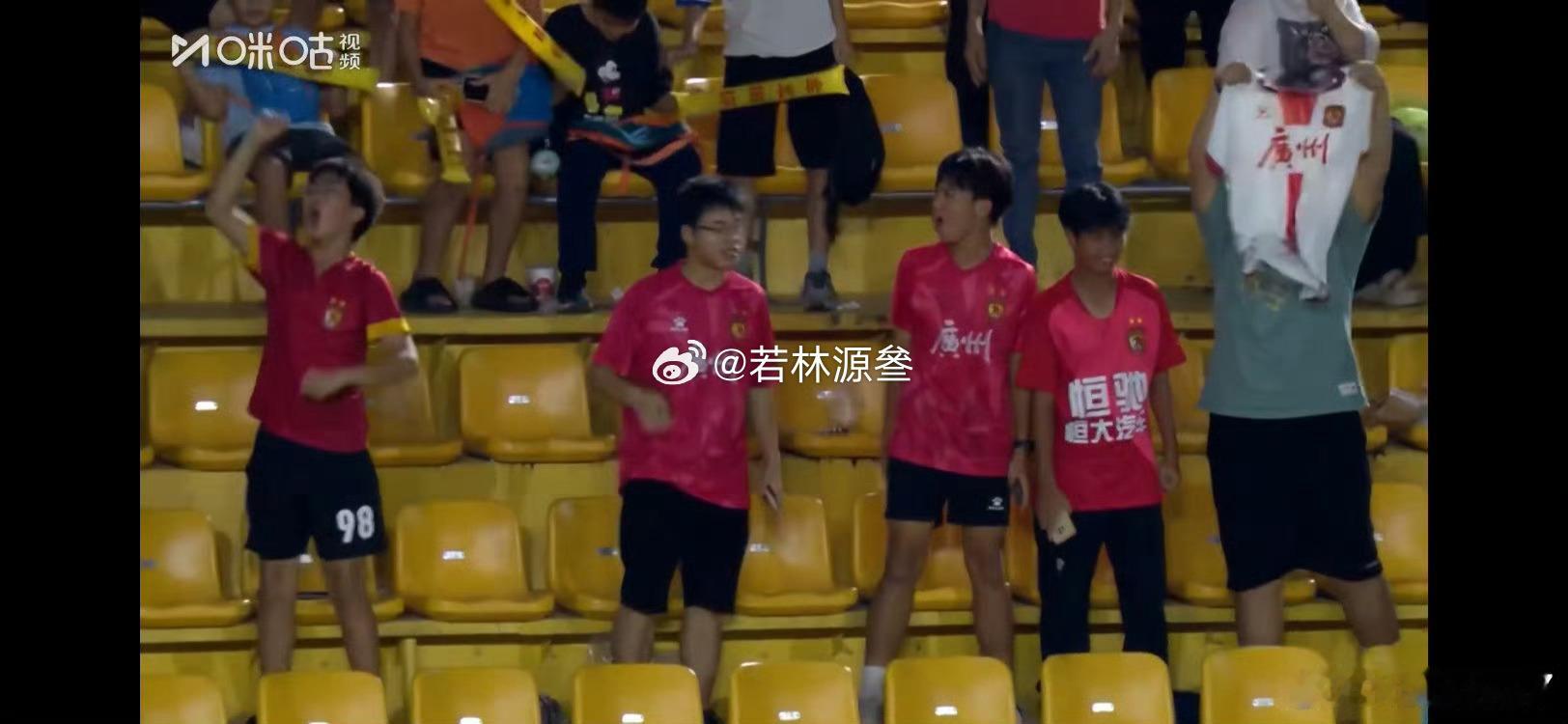 一场中甲广州豹VS广西  图片里面这几头蛆去凑什么热闹？哪个队和它们有关系？它们