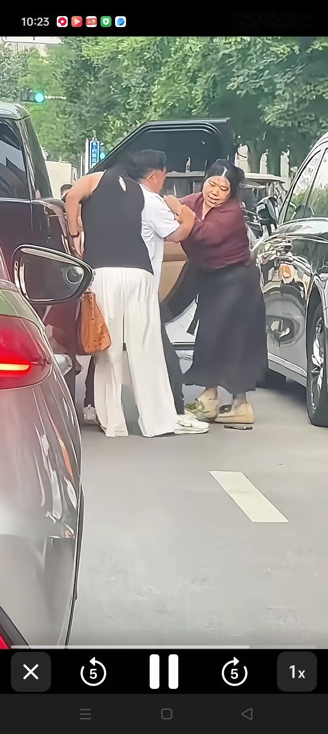 路上撞见的一幕看得人五味杂陈，

开路虎的男子带着第三者出门游玩，没想到被一路尾