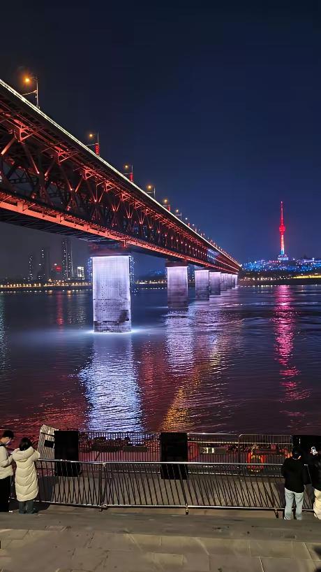 武汉也是科创高地，92所高校孕育130多万学子，“光谷，车谷”撑起光电子，新能源