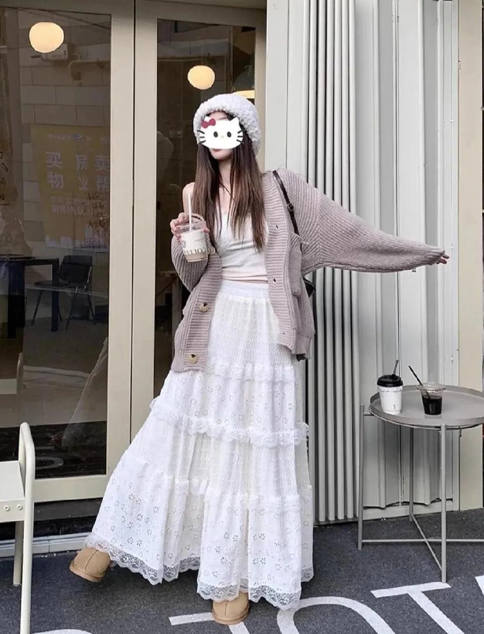腿型不好的人
不要穿短款半身裙
要穿像美女身上的这种长款半身裙
这一款蛋糕款式的