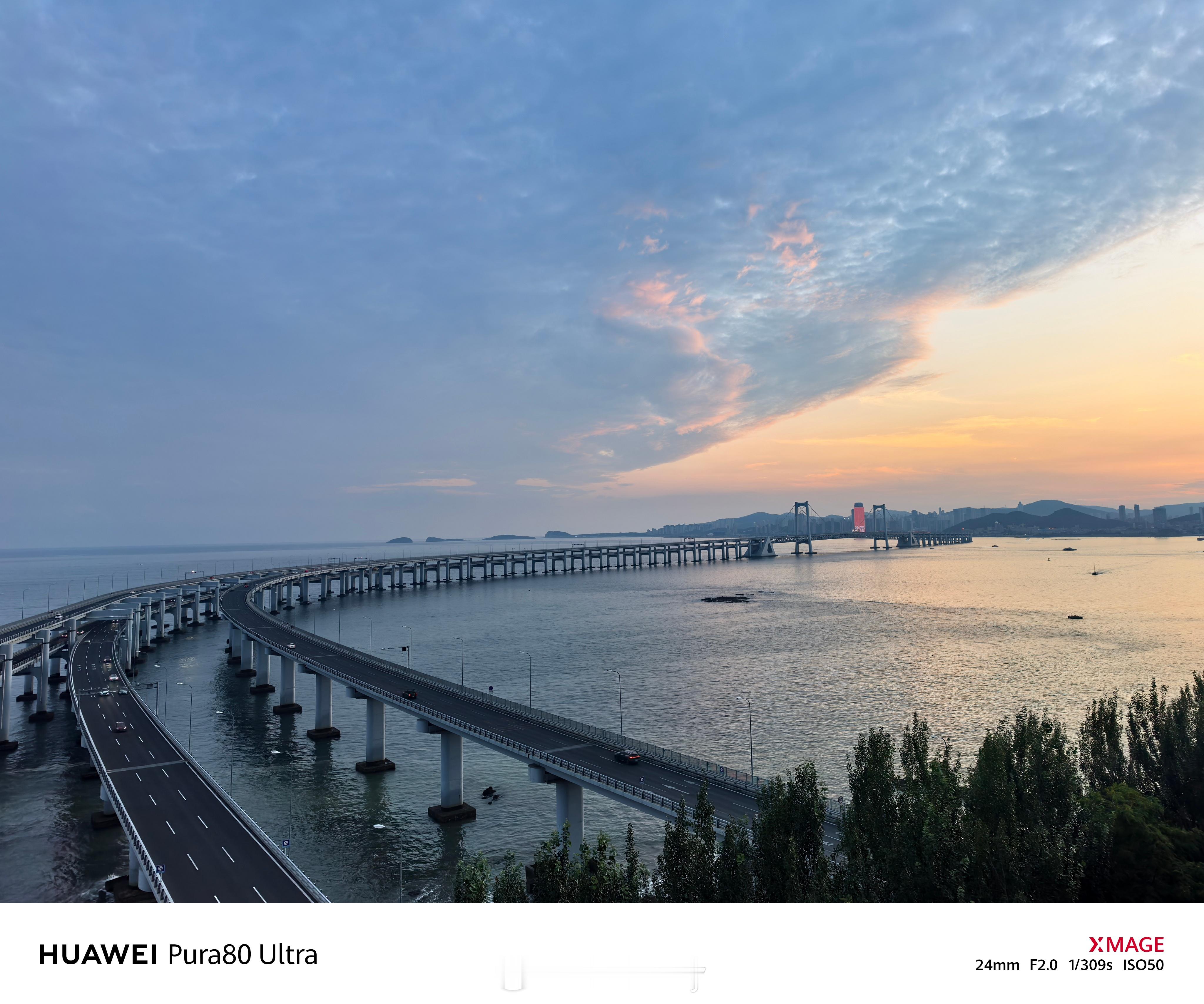 大连知名地标，跨海大桥，不要只顾着拍全景，也可以用长焦构图一下。夜晚夕阳很美，出