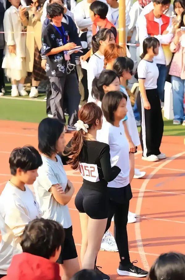 赛场风姿展，美女青春意气扬。谁能准确说出美女运动员的号码牌！这牌子是真圆啊，真好