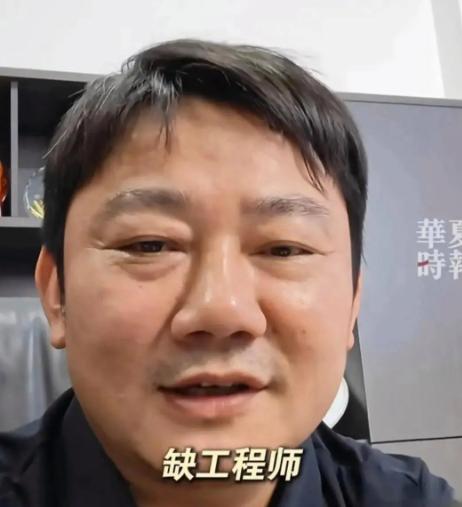 张雪公布的招工标准，着实给制造业上了一课！一线普工底薪5400元，包吃包住、免费