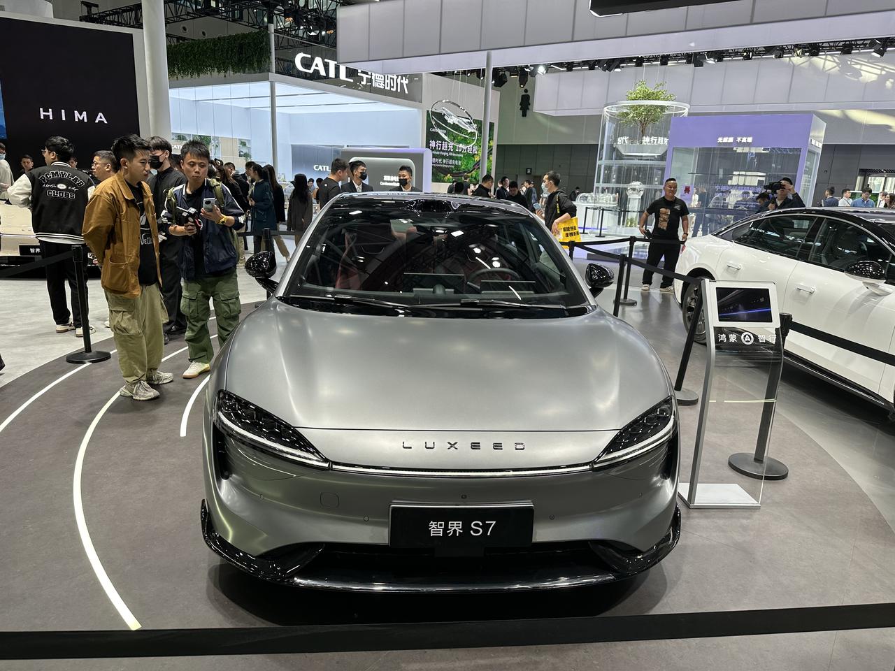 【广州车展前线：智界S7正式亮相】
华为智选智界S7在2023广州国际车展正式亮