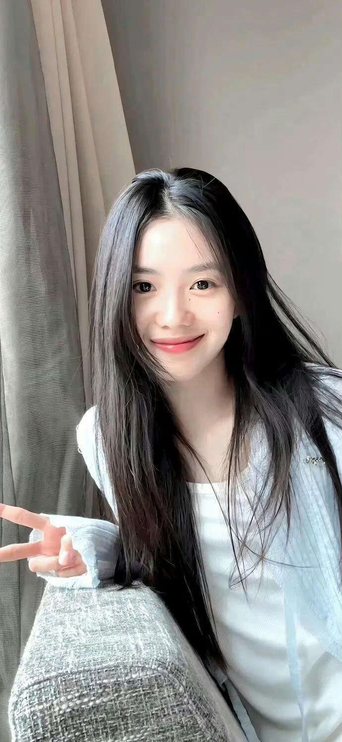 #刘浩存[超话]#好喜欢刘浩存的笑容，眼睛圆圆的像小鹿一样 干净又清澈 ​​​