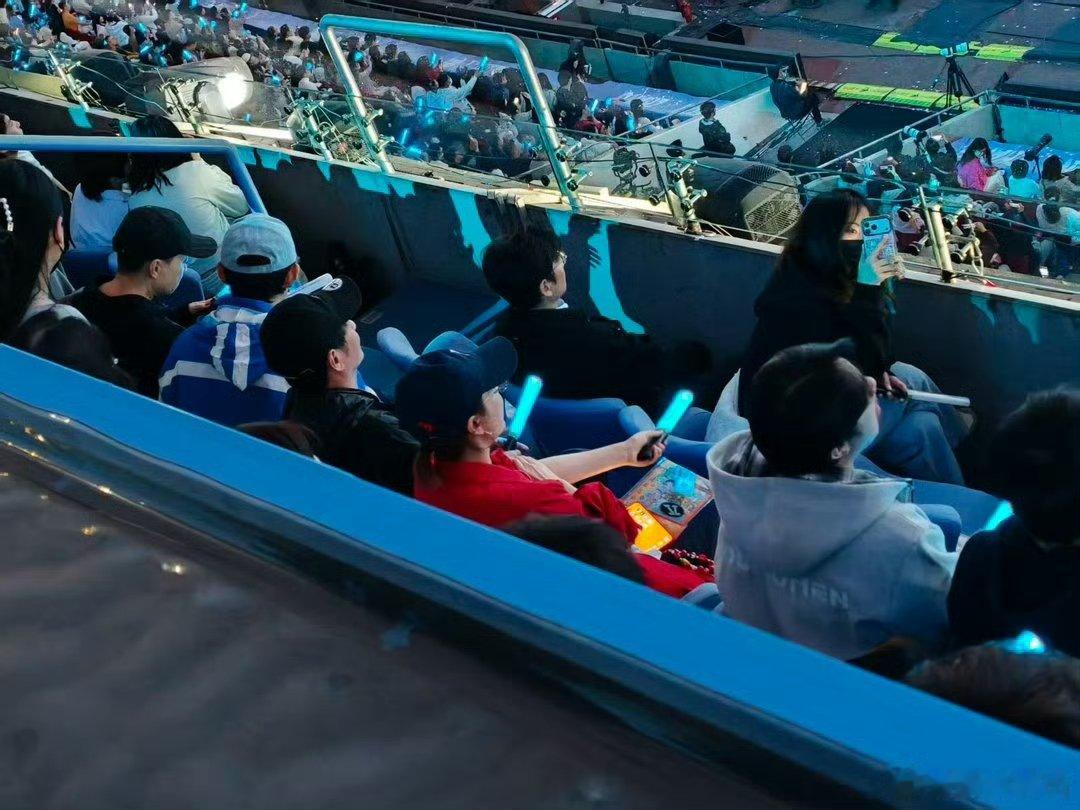 快乐家族在张杰演唱会团建鸟巢今夜最动人的不只是歌声，还有快乐家族的暖心同框。 