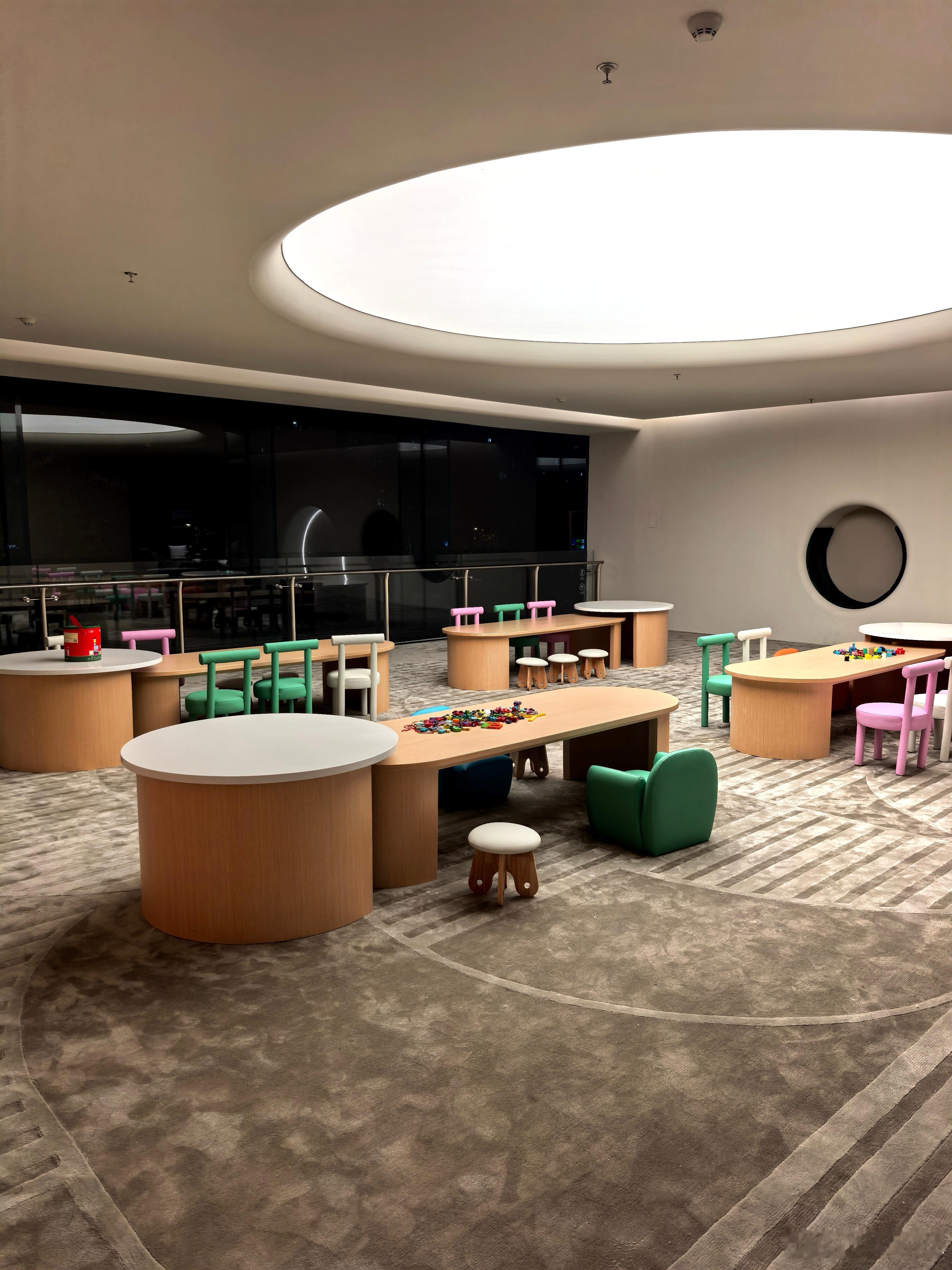 不愧是全国最大的鸿蒙智行，这里有儿童玩耍区，以后带小孩的宝爸宝妈们也不用担心小孩