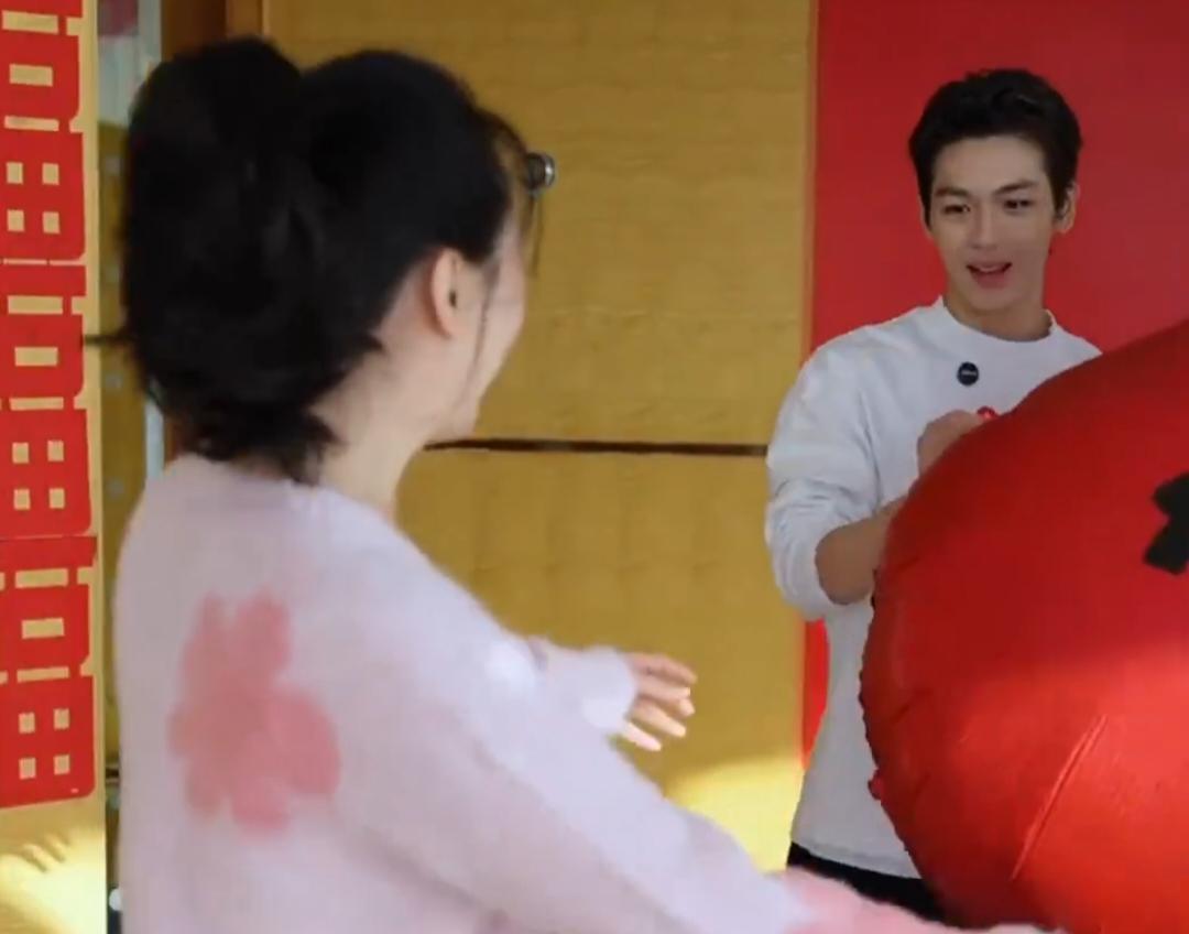 王艳和19岁儿子一起出镜，母子俩给家里布置新年装饰。球球这次露面变高变帅了好多，