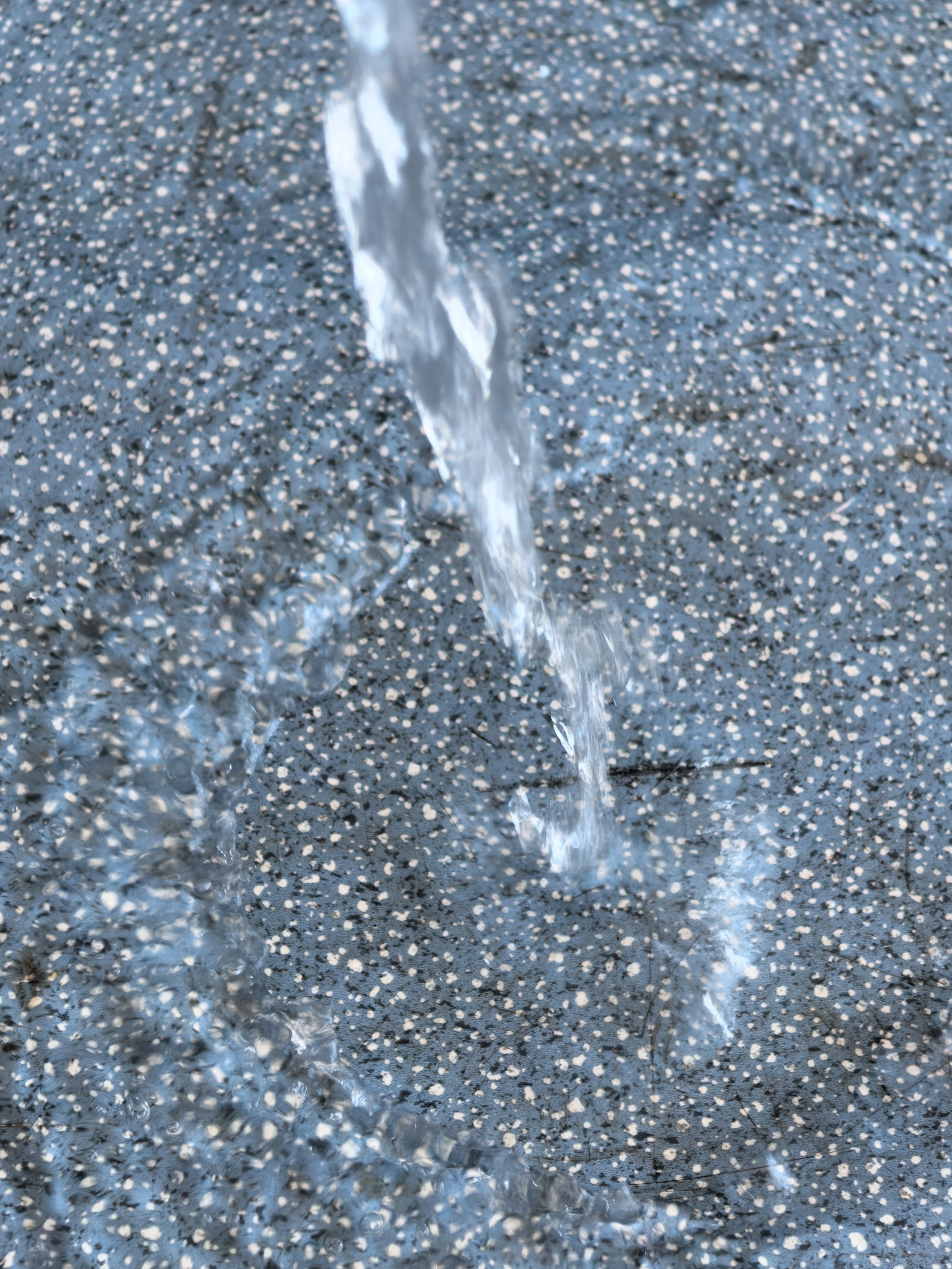 男人真是从小到大都喜欢玩“水” 