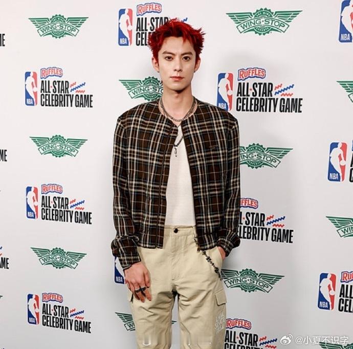 可是妈妈王鹤棣不是别的红毛真的太骄傲了！这不是别的红毛，是王鹤棣把中国红戴在身上