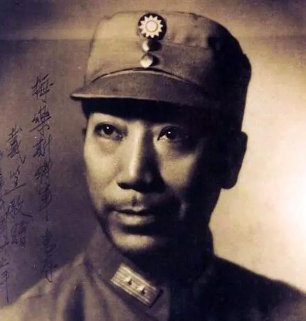 1947年，南京郊区，戴笠墓被毁前，几名游客站在墓碑前，留下的一张老照片，那时候