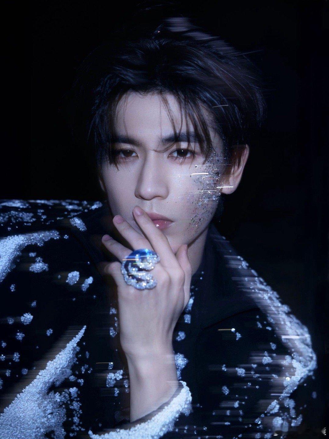 张凌赫红毯亮相张凌赫比花火更耀眼 张凌赫红毯登场太惊艳！优越比例撑得起造型，自带