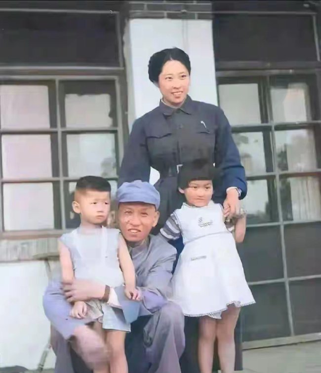 1948年，刘少奇一家的幸福合影，此时的他和王光美刚结婚不久 