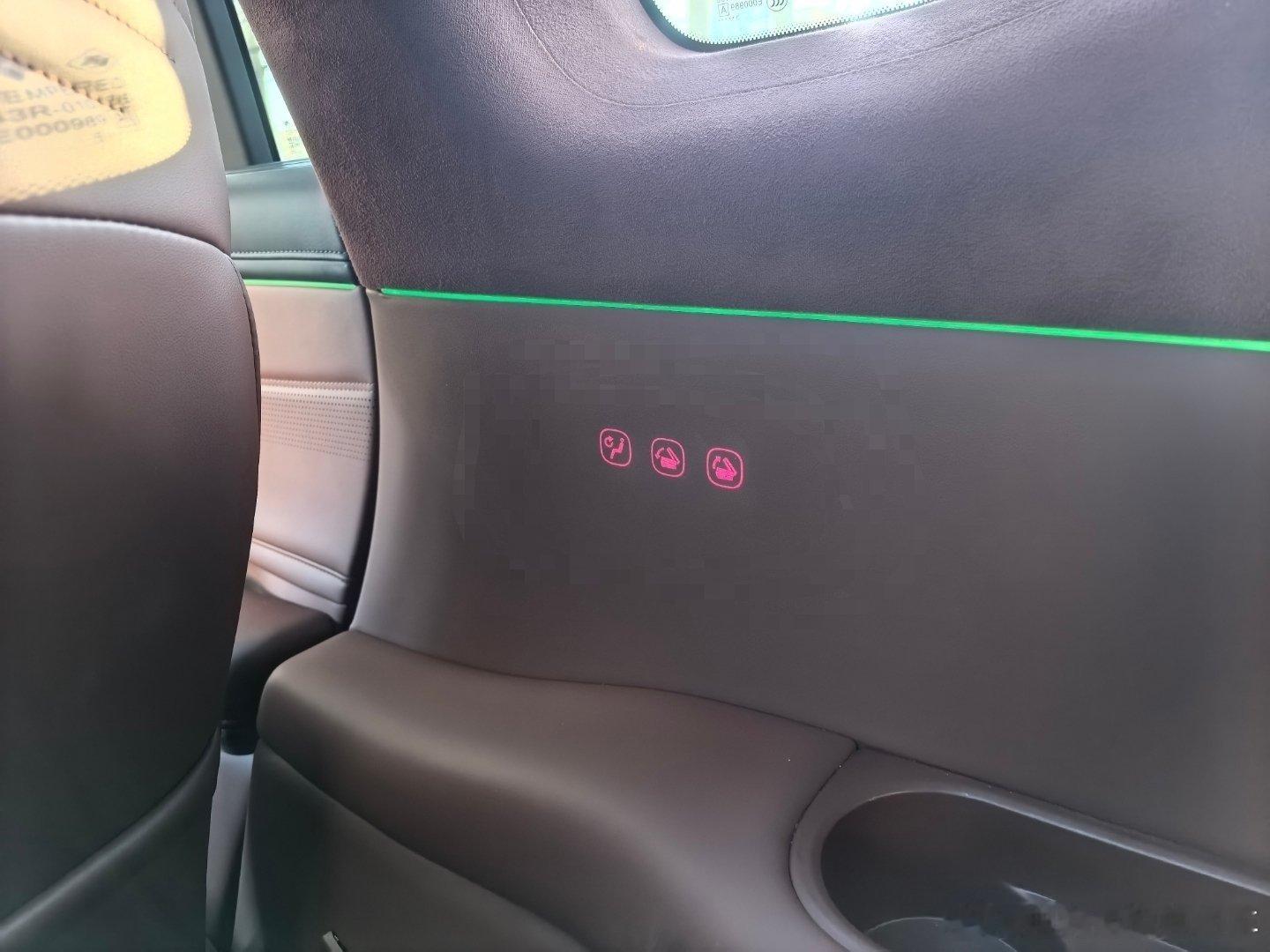 昊铂HL 的第三排扶手处，有电子按键可调节三排座椅靠背和二排座椅位置。这个设计对