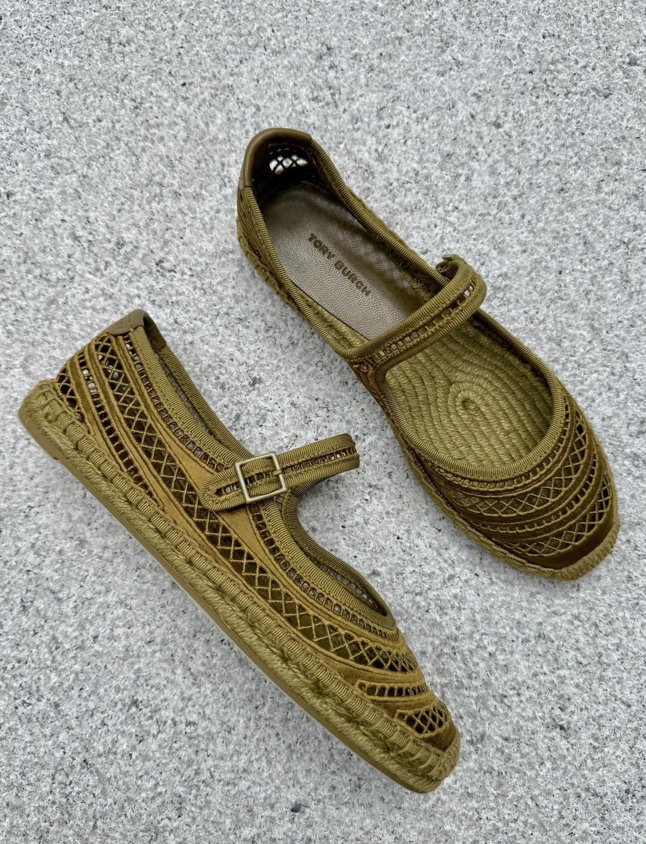 TORY BURCH｜橄榄绿🫒草编镂空玛丽珍鞋
ToryBurch
鞋控の日常