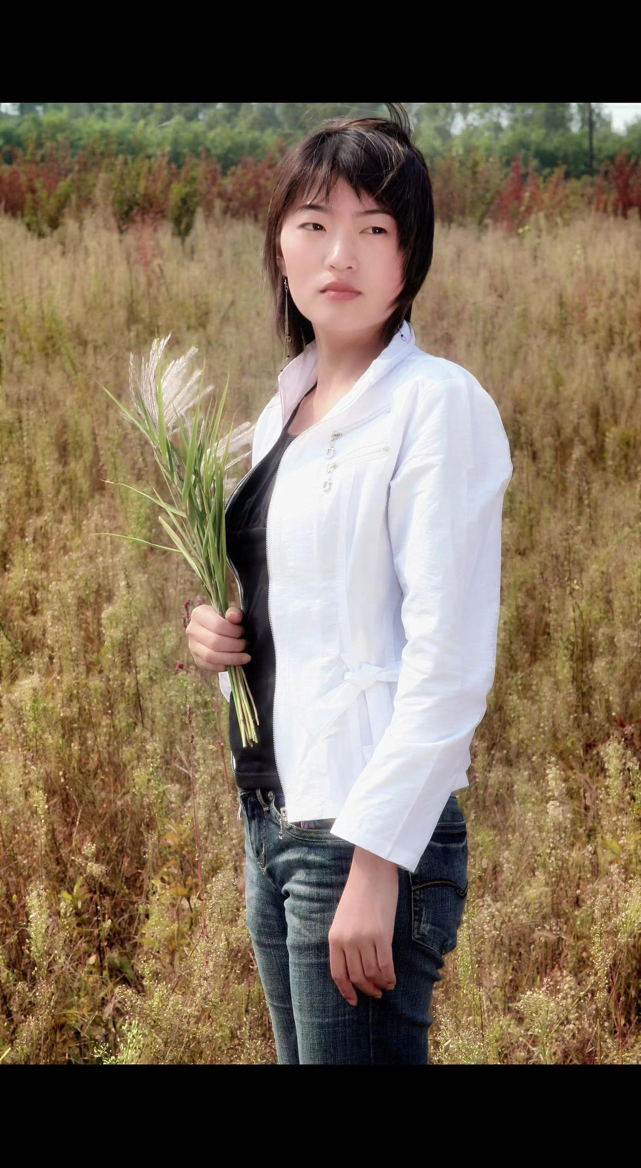 🌾秋风把草浪吹成金色海洋，她捧着芦苇站成时光标本。风动时，连影子都在讲故事✨