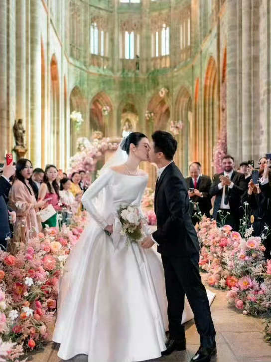 当初是陈学冬领奚梦瑶入场求婚现场没想到陈学冬奚梦瑶关系这么好求婚入场细节满是温情