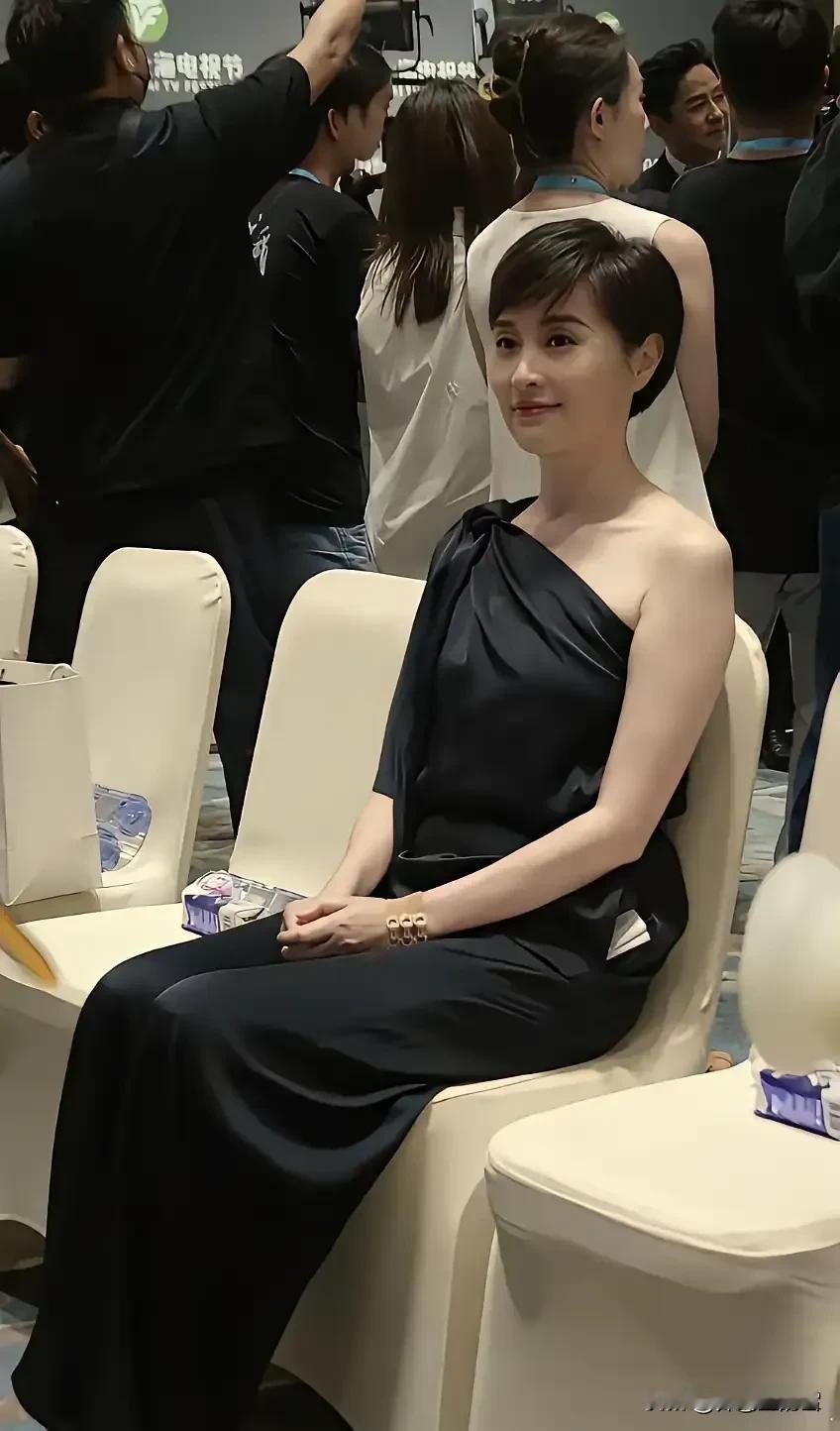 娱乐圈知性美女吴越好有气质呀！

这可能是她最性感的打扮，但是怎么看都不低俗，不