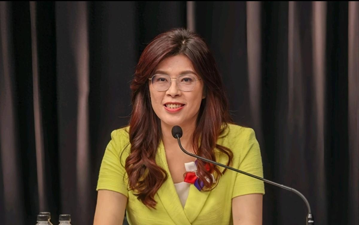 “台独”分子在机场闹事，新党主席吴成典亲自到机场为郑丽文送行！
 
4月7日，根