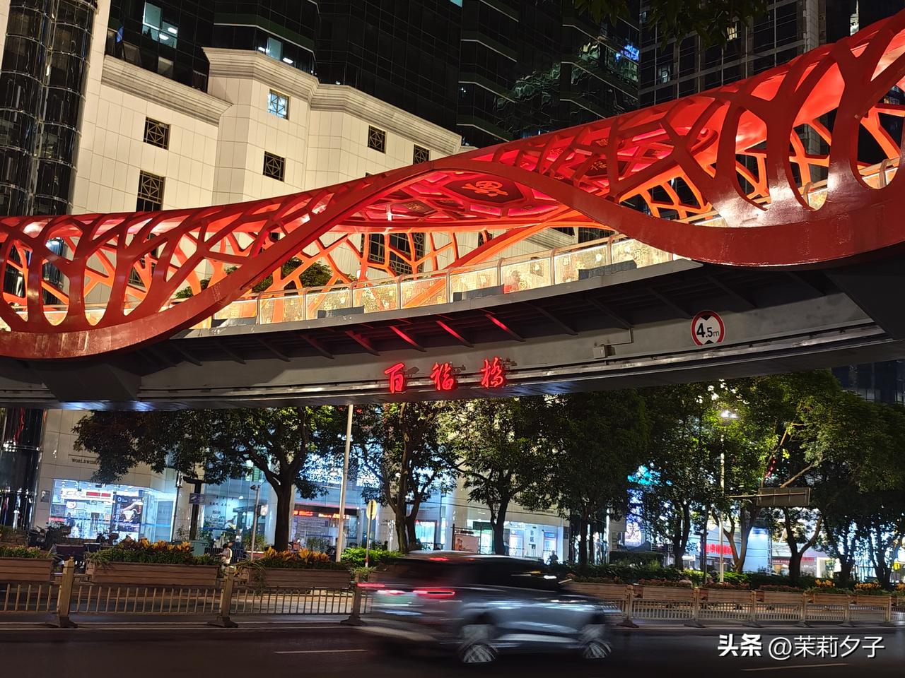 夏日夜晚，福州五四路上的百福桥成了一道独特的风景线。
下班时分，赶着回家的人们行