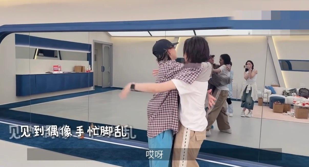 曾沛慈见到李斯丹妮秒变小迷妹 真的太真实了！曾沛慈偶遇李斯丹妮立马变身小迷妹，眼