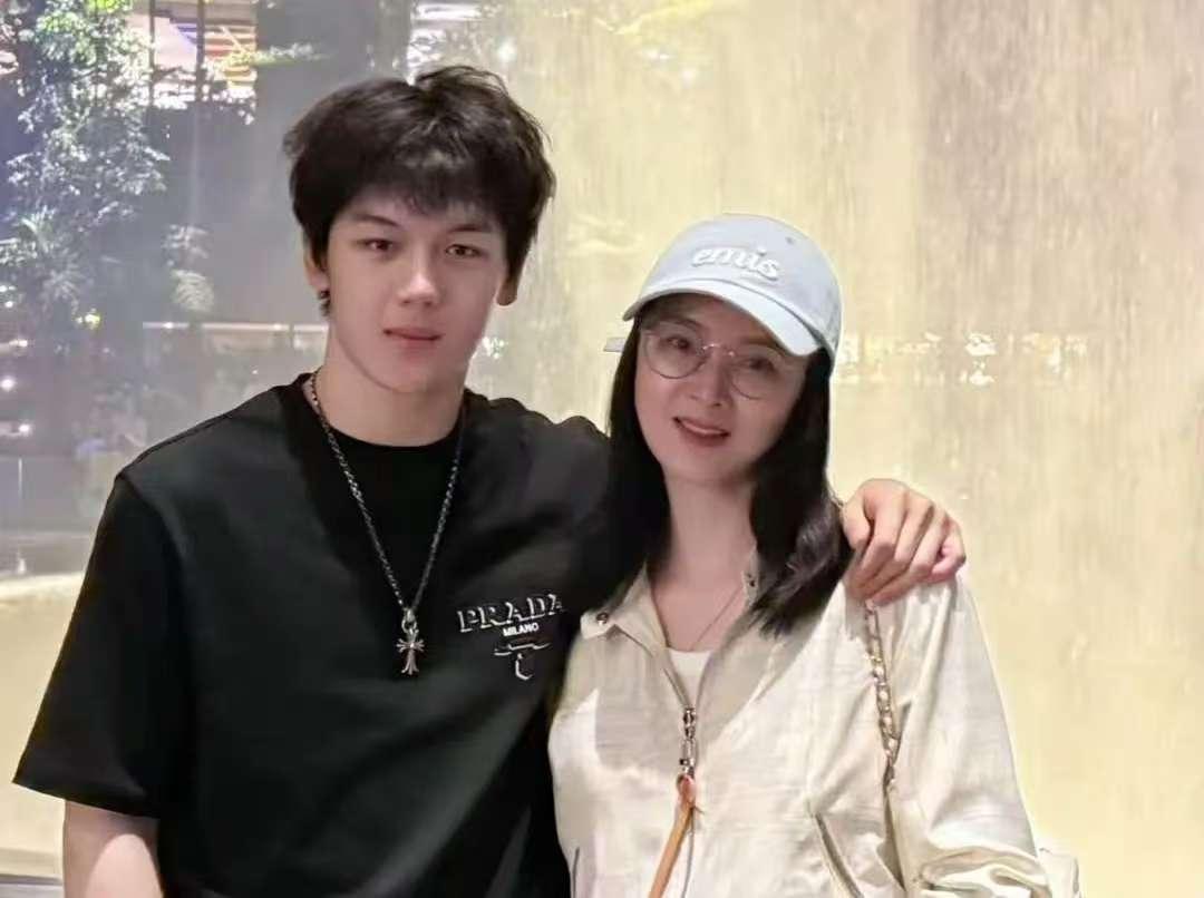 我能接受王艳变胖了，
也能接受王艳不演戏，
但是看到这个合照，我真有点接受不了，