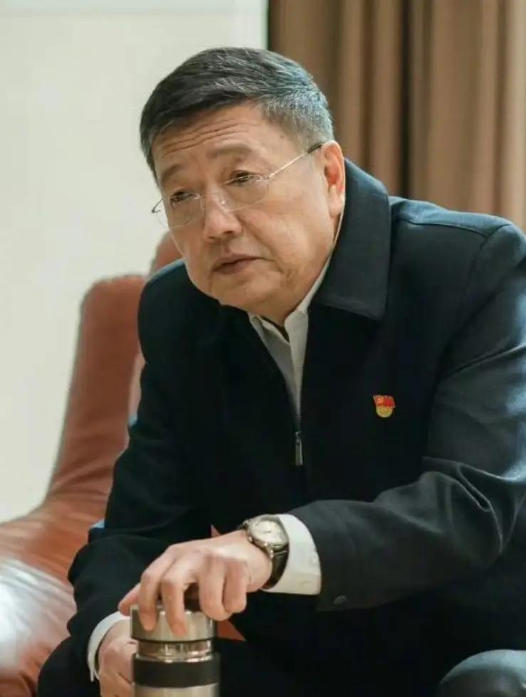 8月10日下午，76岁的张艺谋通过工作室官方微博发了短短几行字：“惊悉秦焰病逝，