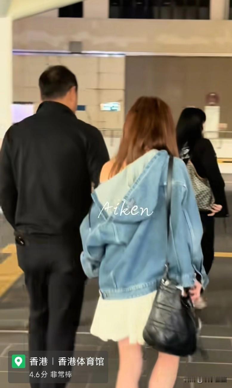 温碧霞就没好好穿过衣服，但是就喜欢她这种随意的妩媚，好漂亮。

温碧霞60岁了，