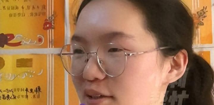 河南平顶山郏县女孩韩雅平，凭借699分的高考成绩稳居全省前列。语文132、数学1