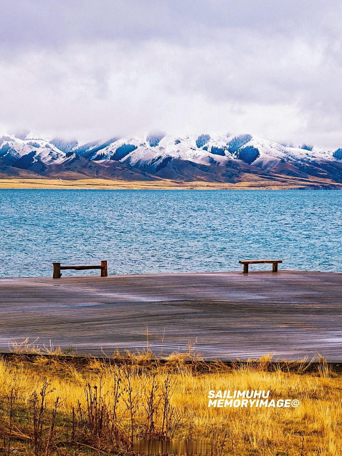 赛里木湖被誉为“大西洋的最后一滴眼泪”，以其清澈的湖水和四周壮丽的雪山、草原而闻