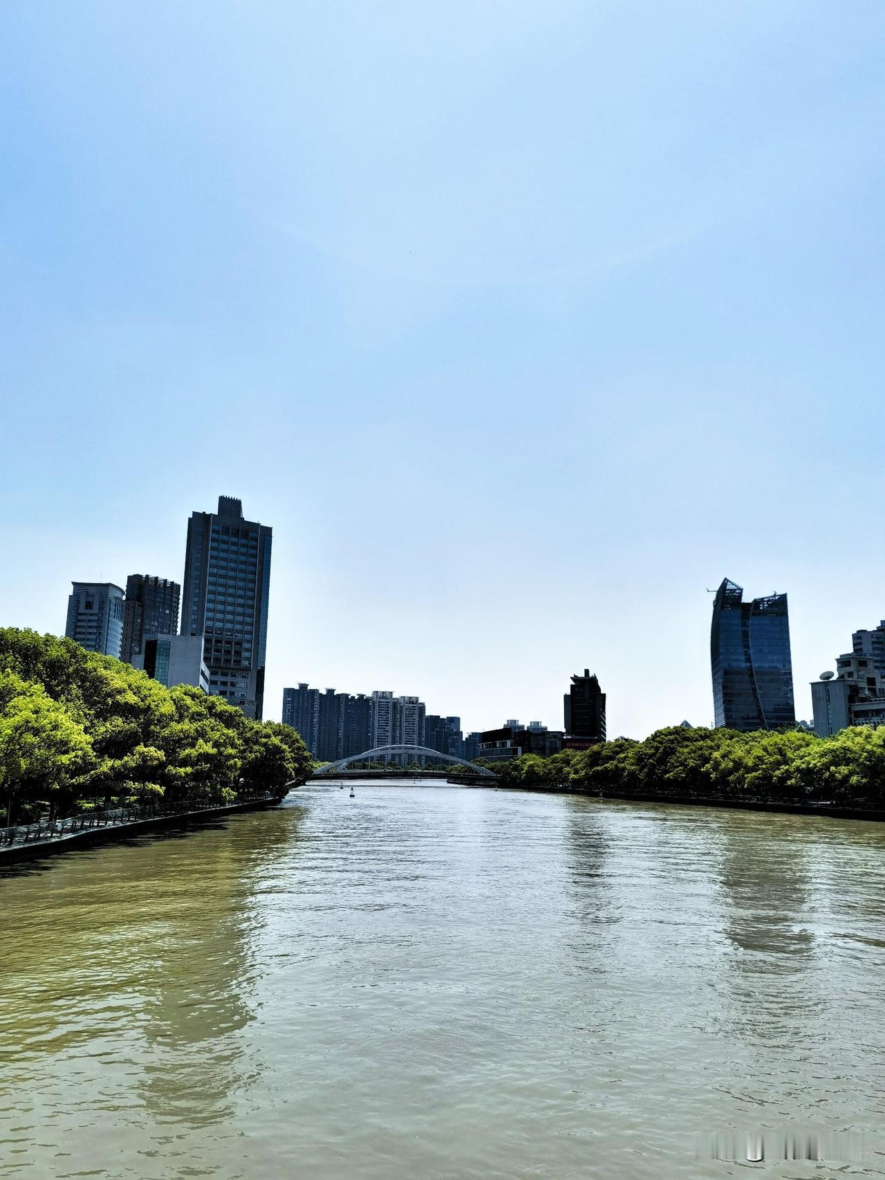 当江水挤满河道，整座城市都温柔了

从江夏公园沿奉化江一路走到天一广场，正好撞上