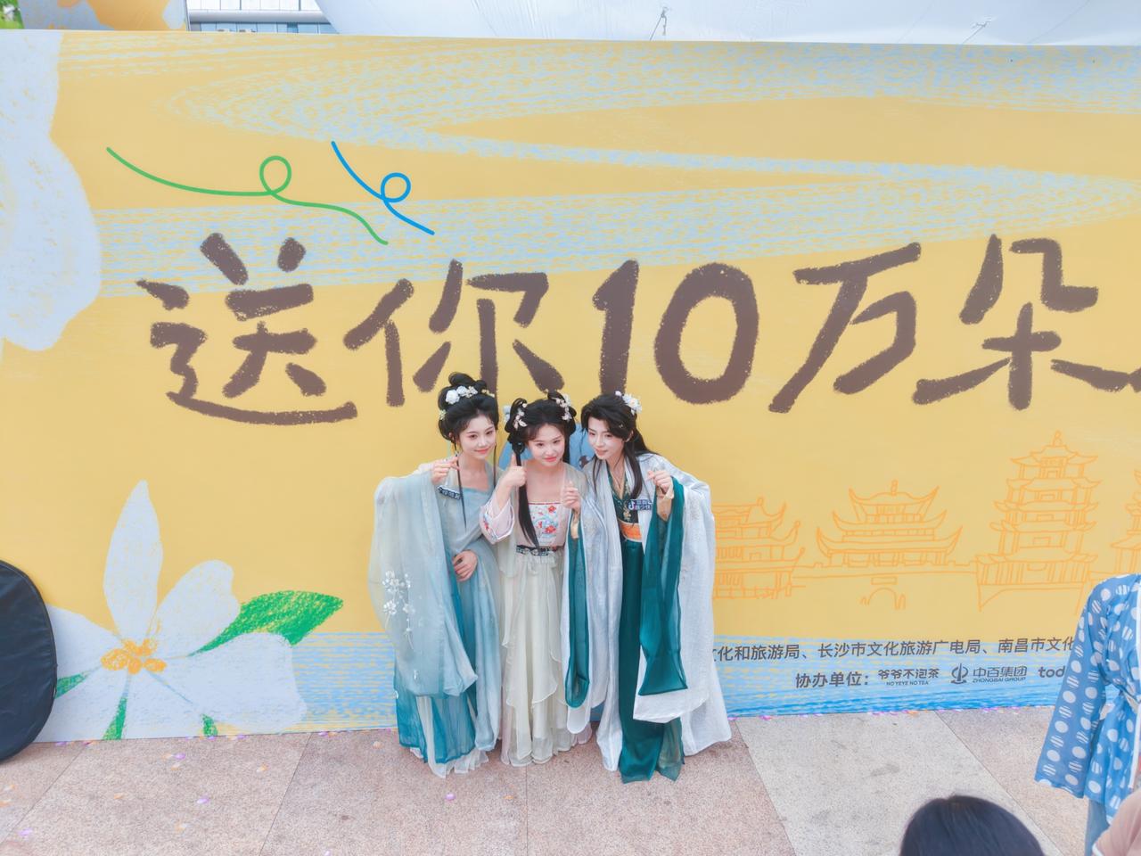 5月16日，武汉江汉关广场“送你10万朵栀子花”火热启幕。武汉已连续四年在初夏的