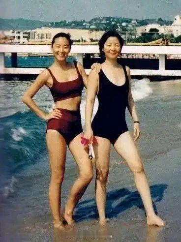 1990年，林青霞和邓丽君在法国海滩的搞怪自拍。那年林青霞36岁，邓丽君37岁，