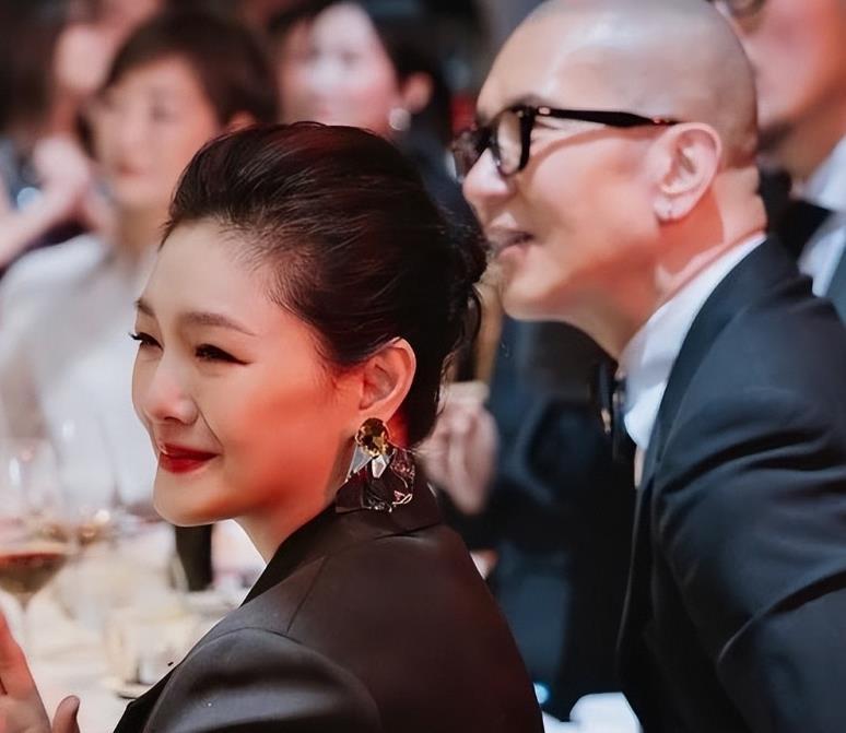 每次开战都是人家发难。汪小菲要么哑火，要么激动发怒。
 
只有张兰后发制人，出手