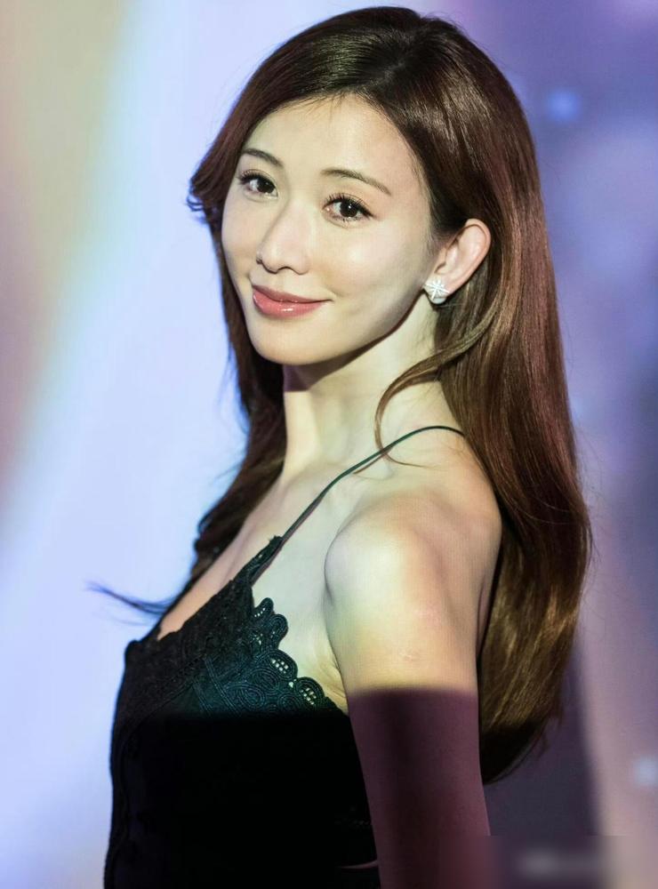 翻到今年1月初泰国那档子事。
苏提达王后穿10厘米细高跟，一身全黑出席公园开幕