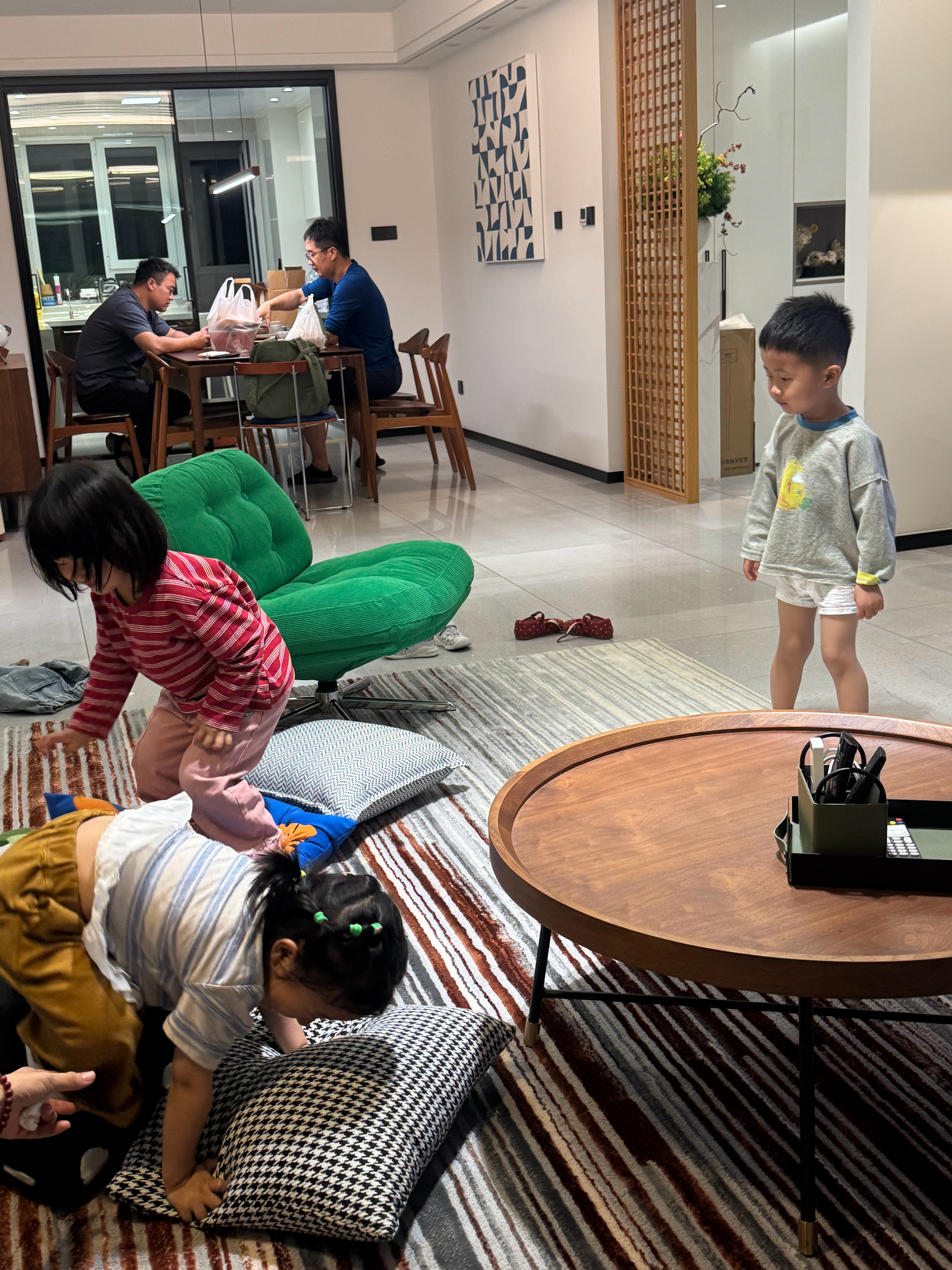 疯狂三小只。昨晚吃的木桶鱼和川菜很不错。 日照·二两米·川香小馆