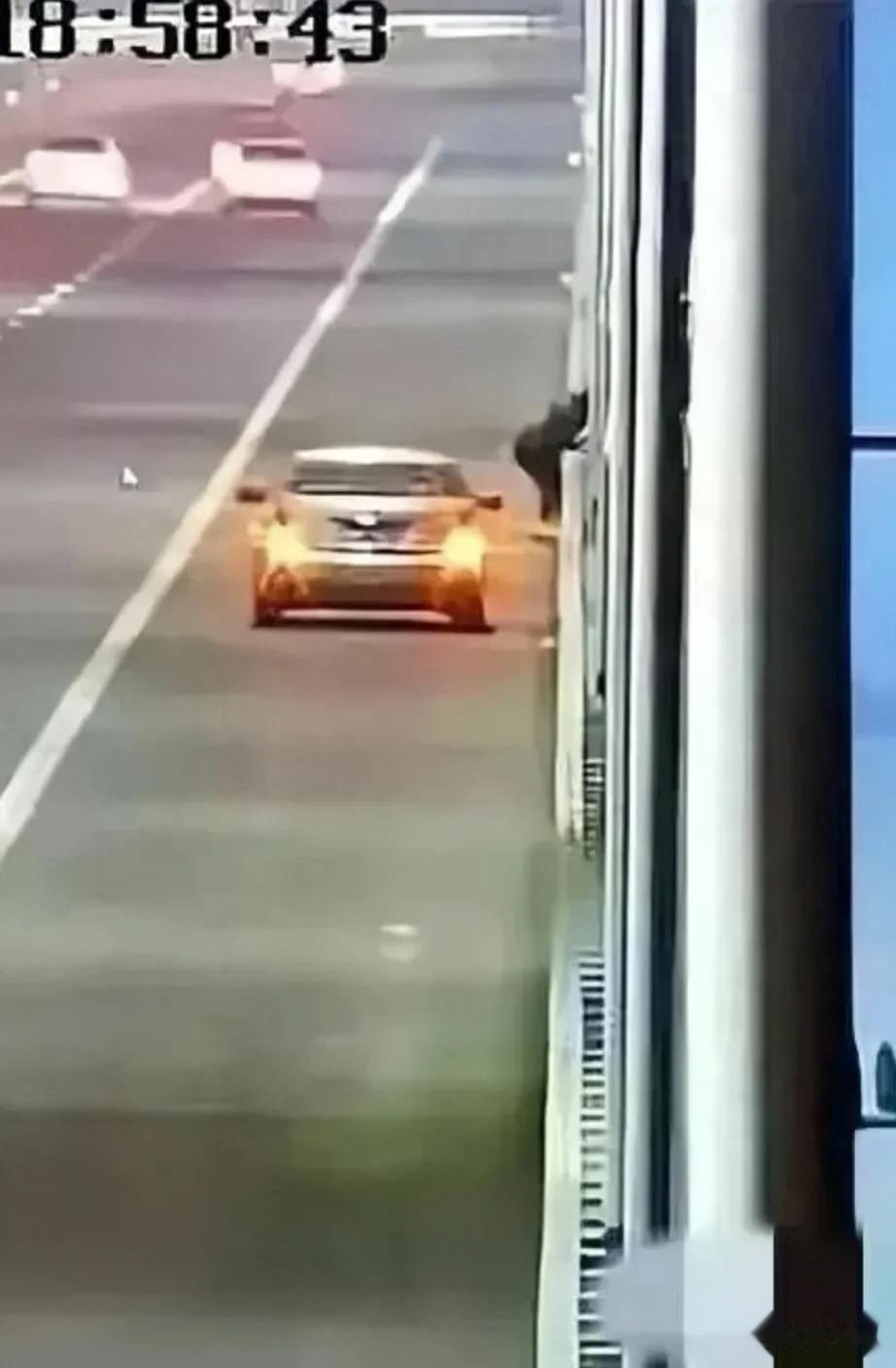 黄河大桥上，他把车子缓缓停在路边，打开双闪，捆 住双脚，然后穿过护栏一跃而下，结