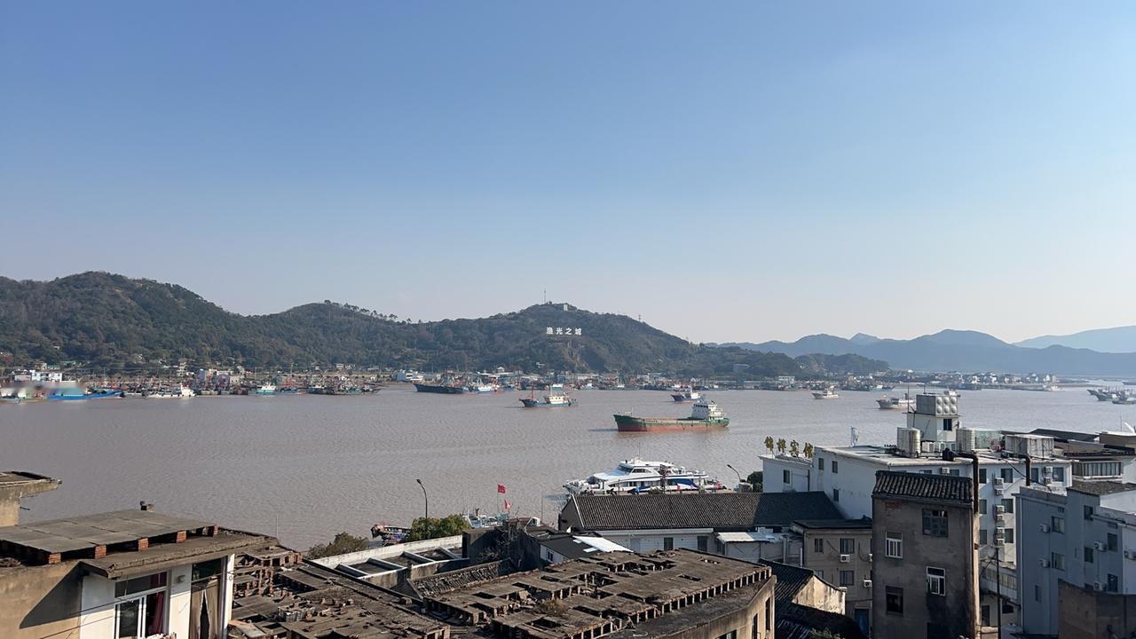 夯土墙还留着月光与盐的旧账簿
新铺的青石板下，压着明代沉船的桅影

铜锁在店铺木