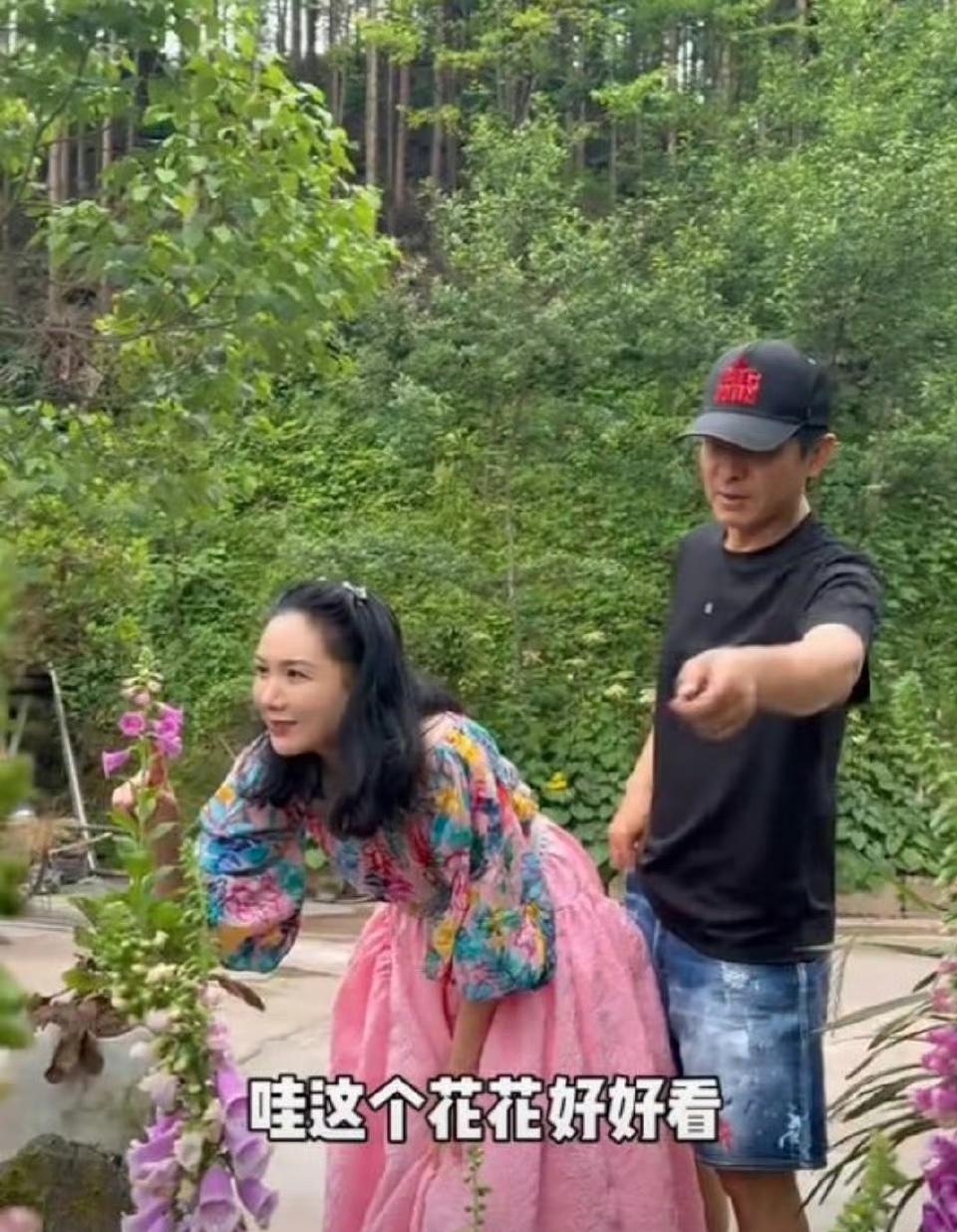 在生活的舞台上，郭晓东和程莉莎宛如两颗温暖的星辰。一个在笑，那笑容如春日微风，轻